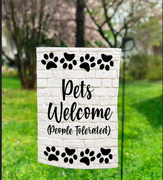 Pets Welcome Garden Flag